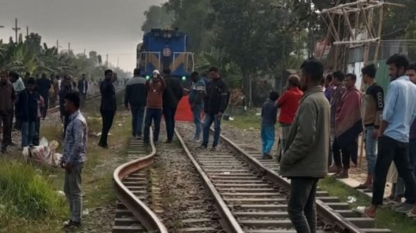 বেঁকে গেল রেললাইন, দুর্ঘটনা থেকে রক্ষা পেল দেড় হাজার যাত্রী