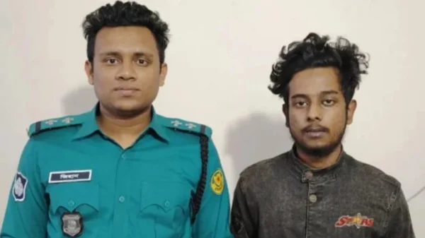 বান্ধবীকে জন্মদিনের উপহার দিতেই ‘পিস্তল’ নিয়ে জুতা চুরি