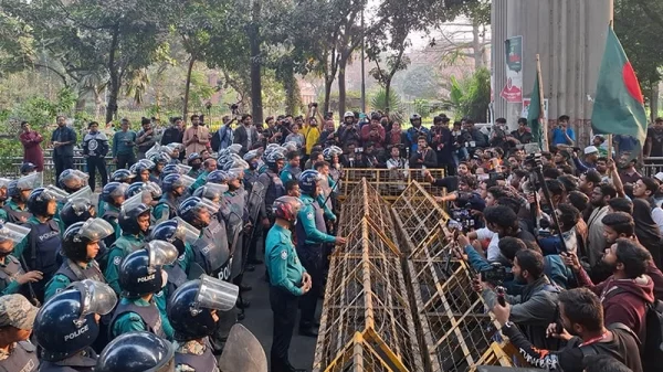 হাইকোর্ট মোড়ে ইনকিলাব মঞ্চের মিছিল আটকালো পুলিশ