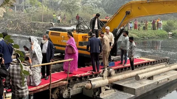 লালগালিচায় হেঁটে খাল খনন উদ্বোধন করলেন ৩ উপদেষ্টা