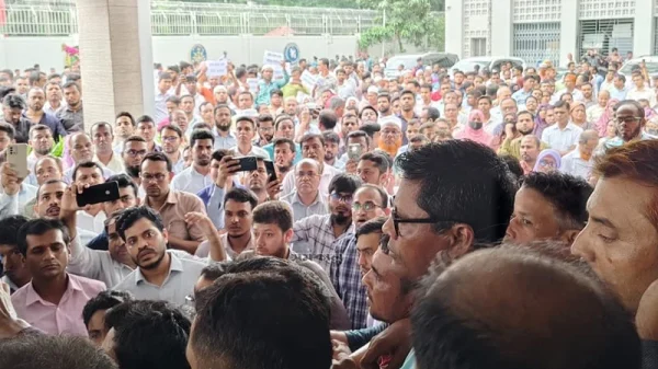 সরকারি চাকরি অধ্যাদেশ-২০২৫ বাতিলের দাবিতে রোববার সচিবালয়ে স্বরাষ্ট্র মন্ত্রণালয়ের গেটের সামনে বিক্ষোভ করেন কর্মকর্তা-কর্মচারী।