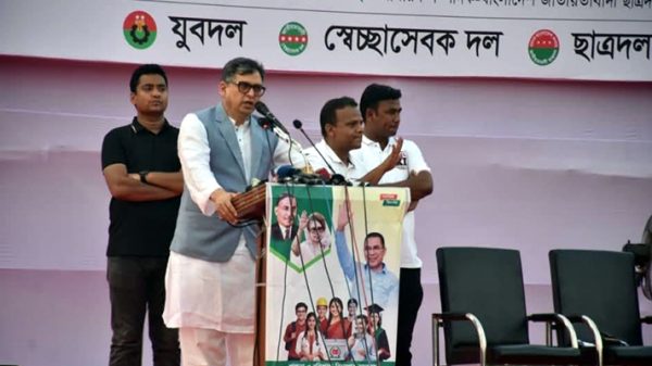 বক্তব্য দিচ্ছেন বিএনপির স্থায়ী কমিটির সদস্য সালাহউদ্দিন আহমেদ।