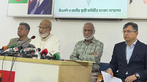 বিএনপির চেয়ারপারসনের রাজনৈতিক কার্যালয়ে আয়োজিত সংবাদ সম্মেলনে দলটির নেতারা