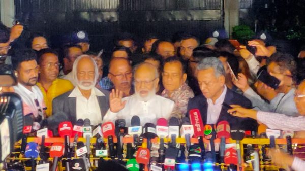 প্রধান উপদেষ্টার সঙ্গে বৈঠক শেষে সাংবাদিকদের ব্রিফ করছেন বিএনপির স্থায়ী কমিটির সদস্য ড. খন্দকার মোশাররফ হোসেন।