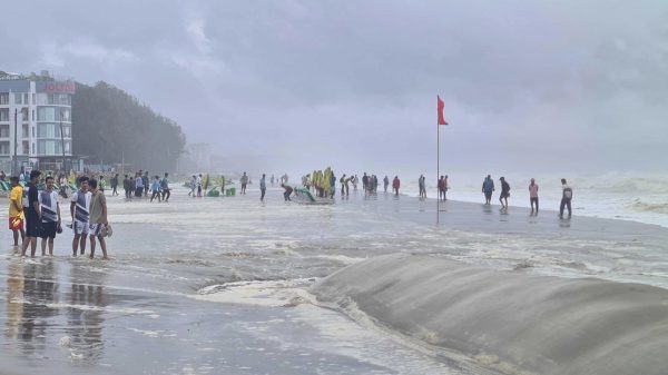 গভীর নিম্নচাপের প্রভাবে কক্সবাজারে বৈরী পরিবেশ। নিষেধাজ্ঞা শর্তেও উত্তাল সমুদ্র দেখতে সৈকতে পর্যটকরা। ছবি- সংগৃহীত