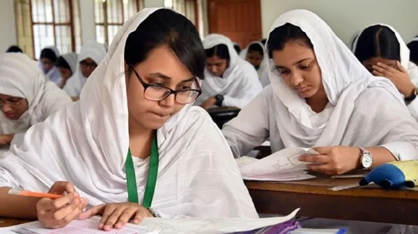 পরীক্ষার হলে শিক্ষার্থীরা