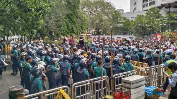 ‘মার্চ টু যমুনা’ কর্মসূচি: কাকরাইলে শ্রমিক-পুলিশ মুখোমুখি