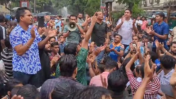 শাহবাগ অবরোধ ছাত্রদলের, যান চলাচল বন্ধ