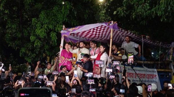কাকরাইল মসজিদের সামনে সমর্থক আন্দোলনকারীদের সঙ্গে ইশরাক হোসেন। ছবি: সংগৃহীত