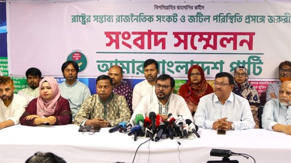 সংবাদ সম্মেলনে বক্তব্য দেন এবি পার্টির চেয়ারম্যান মজিবুর রহমান মঞ্জু। ছবি: সংগৃহীত
