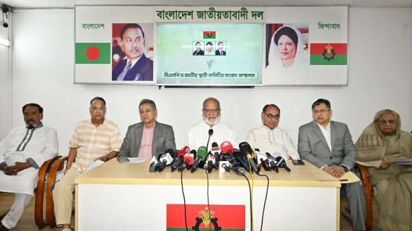 গুলশানে বিএনপি চেয়ারপারসন কার্যালয়ে সংবাদ সম্মেলন বক্তব্য দেন জাতীয় স্থায়ী কমিটির সদস্য ড. খন্দকার মোশাররফ হোসেন। ছবি-সংগৃহীত
