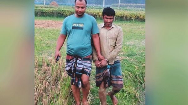 আসামি শিবলু মিয়াকে ধরে নিয়ে যাচ্ছেন এএসআই শাহিনুর আলম।