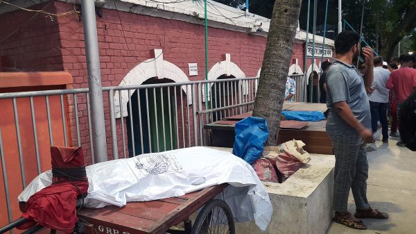 বগুড়ায় রাস্তা পার হওয়ার সময় আন্তঃনগর ট্রেনে কাটা পড়ে অজ্ঞাতনামা এক যুবক