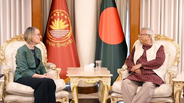 অন্তর্বর্তী সরকারের প্রধান উপদেষ্টা অধ্যাপক মুহাম্মদ ইউনূসের সঙ্গে সাক্ষাৎ করেন বাংলাদেশে নিযুক্ত ব্রিটিশ হাইকমিশনার সারাহ কুক। ছবি- সংগৃহীত