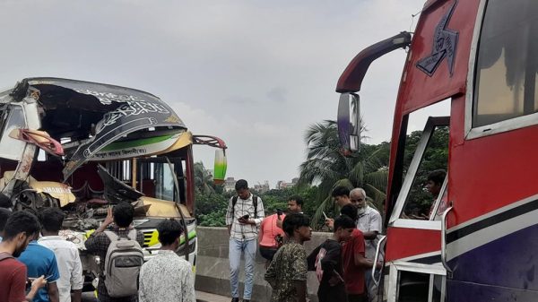 মুখোমুখি সংঘর্ষে বাস