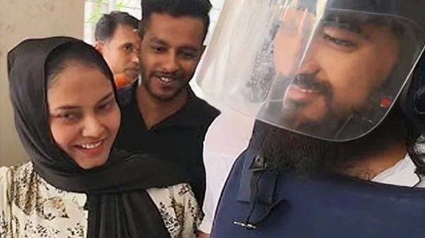 আদালতে প্রিয়ার সঙ্গে কথা বলছেন নোবেল।
