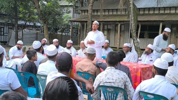 পথসভায় বক্তব্য দেন মাওলানা জালালুদ্দীন আহমদ। ছবি: সংগৃহীত