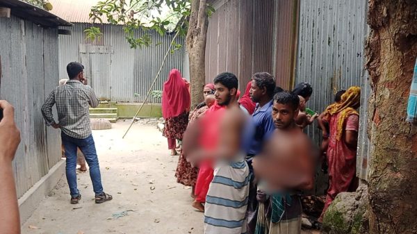 সরিষাবাড়ীতে প্রেমিকের বাড়িতে প্রেমিকার অবস্থান দেখতে ভীড় করছে এলাকাবাসী। ছবি- রূপালী বাংলাদেশ সরিষাবাড়ীতে প্রেমিকের বাড়িতে প্রেমিকার অবস্থান দেখতে ভীড় করছে এলাকাবাসী।