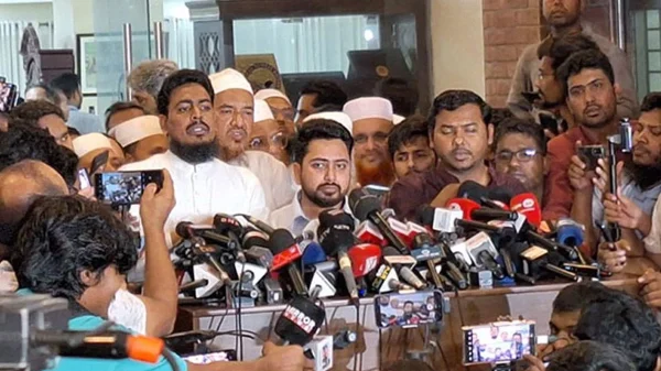 নিউজ ডেস্ক : জাতীয় নাগরিক পার্টির (এনসিপি) আহ্বায়ক নাহিদ ইসলাম বলেছেন, জুলাই সনদের পর জাতীয় নির্বাচনের তারিখ ঘোষণা করতে হবে। তার আগে নির্বাচনের তারিখ ঘোষণা করা ঠিক হবে না। সোমবার (২ মে) সন্ধ্যায় প্রধান উপদেষ্টার সভাপতিত্বে ঐকমত্য কমিশনের সাথে সর্বদলীয় বৈঠক শেষে এ কথা বলেন তিনি । ঐকমত্য কমিশনের বৈঠকে ৩টি বিষয় নিয়ে কথা হয়েছে জানিয়ে এনসিপির আহ্বায়ক বলেন, জুলাই ঘোষণাপত্র আগামী ৩০ কার্যদিবসের মধ্যে চূড়ান্ত করে প্রকাশ করতে হবে। চলতি বছর ৫ আগস্টের আগে জুলাই সনদ কার্যকর করতে হবে এবং জুলাই সনদের পরে রোডম্যাপের ঘোষণা করতে হবে। তার আগে নির্বাচনের তারিখ ঘোষণা করা ঠিক হবে না বলে মতামত দেন তিনি। তিনি বলেন, ‘আমরা বলেছি সুষ্ঠু নির্বাচনের জন্য নির্বাচন কমিশন সংস্কার করা উচিত। নির্বাচন কমিশনকেও পুনর্গঠন করতে হবে।’ এর আগে অন্তর্বর্তী সরকারের প্রধান উপদেষ্টা ড. মুহাম্মদ ইউনূস ঐকমত্য কমিশনের সঙ্গে সর্বদলীয় বৈঠকে জানান, জাতীয় ঐকমত্য কমিশনের সঙ্গে প্রথম পর্যায়ের বৈঠকে রাজনৈতিক দলগুলোর সঙ্গে যেসব বিষয়ে ঐকমত্য হয়েছে, সেগুলো নিয়ে জুলাই সনদ তৈরি করা হবে। বৈঠকে যোগ দেন বিএনপির স্থায়ী কমিটির সদস্য সালাহউদ্দিন আহমদের নেতৃত্বে দলটির তিন সদস্যের প্রতিনিধিদল। যোগ দেন জামায়াতে ইসলামীর নায়েবে আমির ডা. সৈয়দ আব্দুল্লাহ মোহাম্মদ তাহের, সহকারী সেক্রেটারি জেনারেল হামিদুর রহমান আজাদ। এনসিপির নাহিদ ইসলাম, সদস্যসচিব আখতার হোসেন, যুগ্ম আহ্বায়ক সারোয়ার তুষার, গণসংহতি আন্দোলনের প্রধান সমন্বয়ক জোনায়েদ সাকিও। এ ছাড়া গণ অধিকার পরিষদ, এবি পার্টি, এলডিপি, জমিয়তে উলামায়ে ইসলাম, বাংলাদেশ খেলাফত মজলিস, ভাসানী অনুসারী পরিষদ, রাষ্ট্র সংস্কার আন্দোলনের নেতারাও যোগ দেন এই বৈঠকে। আজকের এই বৈঠকে অংশ নেয় ২৮টি রাজনৈতিক দল।