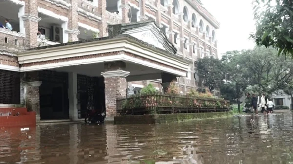 নোয়াখালীতে দেশের সর্বোচ্চ বৃষ্টিতে পানি উঠে গেছে ঘরবাড়ি-স্কুলের বারান্দায়।