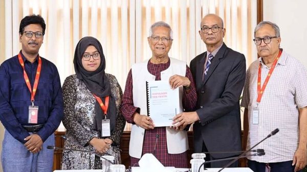 প্রধান উপদেষ্টা প্রফেসর মুহাম্মদ ইউনূসের কাছে বুধবার রাষ্ট্রীয় অতিথি ভবন যমুনায় গুম সংক্রান্ত তদন্ত কমিশন সভাপতি মঈনুল ইসলাম চৌধুরী কমিশনের প্রতিবেদন জমা দেন। ফাইল ছবি: পিআইডি
