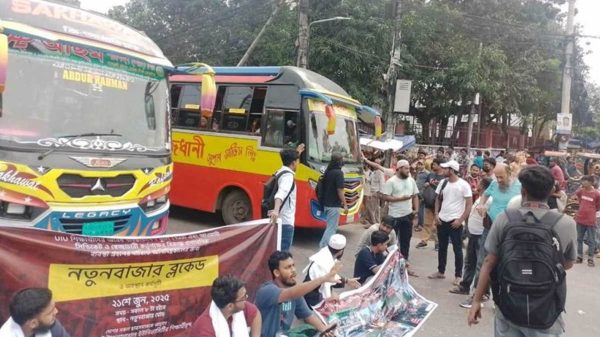 ইউআইইউ শিক্ষার্থীদের সড়ক অবরোধ, বন্ধ যান চলাচল