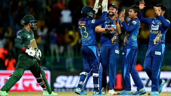 স্পোর্টস ডেস্ক : টেস্ট সিরিজ শেষে বাংলাদেশের বিপক্ষে তিনটি ওয়ানডে খেলবে শ্রীলংকা। ওই সিরিজের দল আগেই জানিয়েছে বাংলাদেশ। আজ চমক রেখে ১৬ সদস্যের দল দিয়েছে শ্রীলংকা ক্রিকেট (এসএলসি)। টাইগারদের বিপক্ষে সিরিজে নেতৃত্বে থাকছেন চারিথ আসালাঙ্কা। লঙ্কানদের ঘোষিত দলে নতুন মুখ মিলান রত্ননায়েকে। ২৮ বছর বয়সী এই বাঁহাতি ব্যাটার গল টেস্টে খেলেছিলেন। দলে আছেন ওয়ানিন্দু হাসারাঙ্গা, সাদিরা সামাবিক্রমা। বেশ কয়েকমাস দলে ছিলেন না সাদিরা। চোট সারিয়ে ফিরেছেন নিশান মাদুশঙ্কা। সবশেষ সিরিজ থেকে বাদ পড়েছেন লাহিরু কুমারা ও নুয়ানিদু ফার্নান্দো। আগামী ২ জুলাই শুরু হবে পঞ্চাশ ওভারের সিরিজ। একই মাঠে দ্বিতীয় ওয়ানডে ৫ জুলাই। সিরিজের তৃতীয় ও শেষ ম্যাচ ৮ জুলাই। এই ম্যাচটি বসবে পাল্লেকেলেতে। এই সিরিজ দিয়ে বাংলাদেশের ওয়ানডে অধিনায়ক হিসেবে যাত্রা করবেন মেহেদী হাসান মিরাজ। শ্রীলঙ্কা স্কোয়াড চারিথ আসালাঙ্কা (অধিনায়ক), পাথুম নিশাঙ্কা, আভিস্কা ফার্নান্দো, নিশান মাদুশঙ্কা, কুশল মেন্ডিস, সাদিরা সামারাবিক্রমা, কামিন্দু মেন্ডিস, জানিথ লিয়ানাগে, দুনিথ ওয়েল্লালাগে, ওয়ানিন্দু হাসারাঙ্গা, মহেশ থিকসানা, জেফ্রি ভ্যান্ডারসে, মিলন রত্ননায়েকে (ফিট থাকা স্বাপেক্ষে), দিলশান মাদুশাঙ্কা, আসিথা ফার্নান্দো ও ইশান মালিঙ্কা।