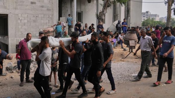 ‘ইসরায়েলি’ হামলায় নিহত ব্যক্তিকে কাফনে জড়িয়ে নিয়ে যাচ্ছেন কিছু লোক। ছবি- আল-জাজিরা