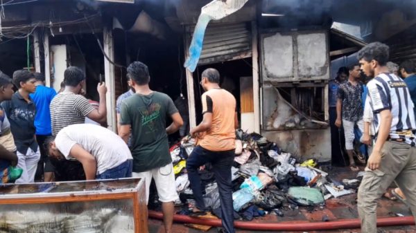 নারায়ণগঞ্জে হকার্স মার্কেটে ভয়াবহ আগুন, পুড়ে গেছে ৩০ দোকান