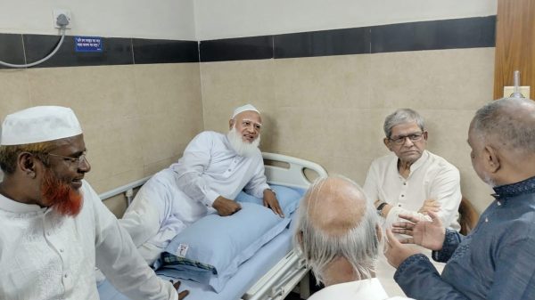 জামায়াতে ইসলামীর আমির ডা. শফিকুর রহমানকে দেখতে হাসপাতালে যান বিএনপি মহাসচিব মির্জা ফখরুল ইসলাম আলমগীর।