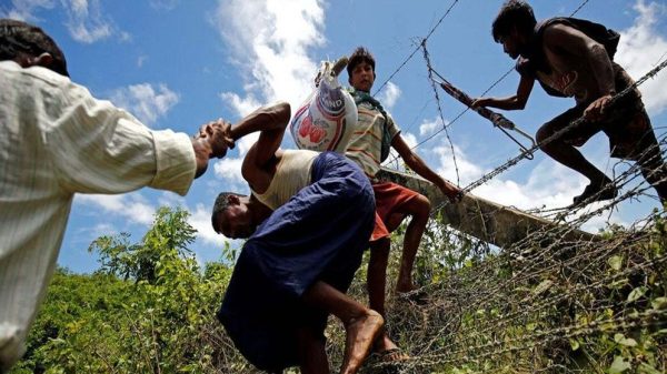 নিরাপদ আশ্রয়ের খোঁজে কাঁটাতার পাড়ি দিয়ে ভারতে ঢুকছেন মিয়ানমারের বাসিন্দারা। ছবি স্বরাজ্য
