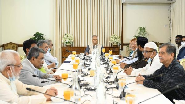 যমুনায় চার রাজনৈতিক দলকে নিয়ে বৈঠকে প্রধান উপদেষ্টা ড. ইউনূস।