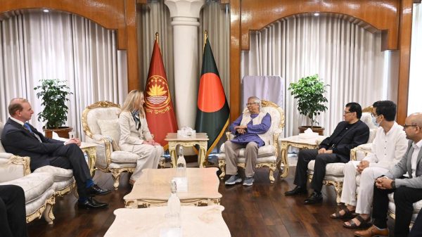 রাষ্ট্রীয় অতিথি ভবন যমুনায় প্রধান উপদেষ্টা অধ্যাপক মুহাম্মদ ইউনূসের সঙ্গে এক বৈঠকে স্পেসএক্স-এর ভাইস প্রেসিডেন্ট লরেন ড্রেয়ার। ছবি- সংগৃহীত