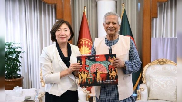 বৃহস্পতিবার যমুনায় প্রধান উপদেষ্টা ড. মুহাম্মদ ইউনূসের সঙ্গে সাক্ষাৎ করেন জাইকা’র নির্বাহী সিনিয়র ভাইস প্রেসিডেন্ট মিয়াজাকি কাতসুরার। ছবি : সিএন ফেসবুক