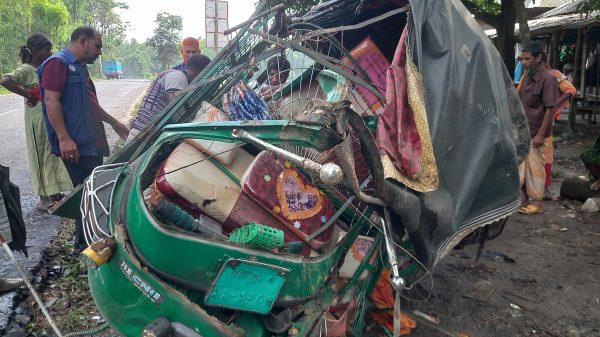 কাভার্ড ভ্যানের ধাক্কায় একই পরিবারের ৪ জনের মৃত্যু