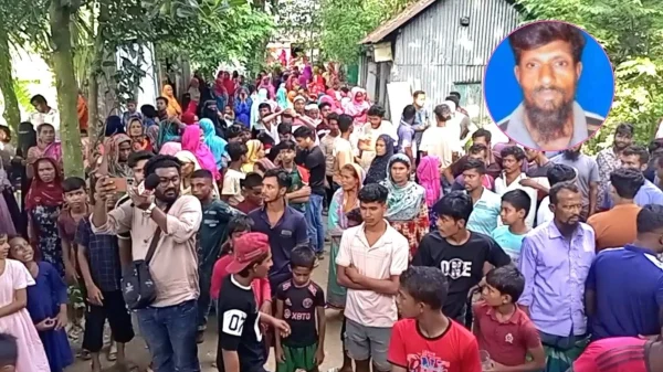 মরদেহ দেখতে ভীড় করছেন স্থানীয়রা।