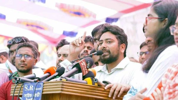 টাঙ্গাইলে বক্তব্য রাখছেন নাহিদ ইসলাম।