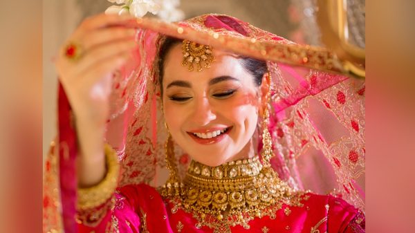 পাকিস্তানের জনপ্রিয় অভিনেত্রী হানিয়া আমির