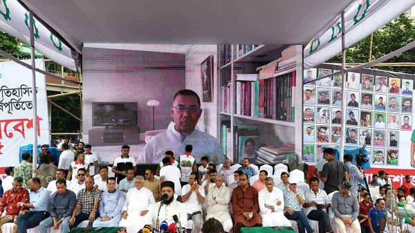 নিউজ ডেস্ক : আগামী নির্বাচনে তারুণ্যের প্রথম ভোট ধানের শীষে দেওয়ার আহ্বান জানিয়েছেন বিএনপির ভারপ্রাপ্ত চেয়ারম্যান তারেক রহমান। রোববার (৩ আগস্ট) বিকেলে রাজধানীর শাহবাগে জাতীয়তাবাদী ছাত্রদলের আয়োজিত ছাত্র সমাবেশে লন্ডন থেকে অনলাইনে যুক্ত হয়ে এ কথা বলেন তিনি। তারেক রহমান বলেন, ‘গত দেড় যুগে দেশে চার কোটির বেশি তরুণ প্রথম ভোটাধিকার থেকে বঞ্চিত হয়েছেন। সামনে জাতীয় নির্বাচন। এবার তোমাদের হারানো অধিকার ফিরে পাওয়ার সময়। ধানের শীষ প্রতীকে প্রথম ভোট হবে তোমাদের অধিকার প্রতিষ্ঠার হাতিয়ার।’ তিনি বলেন, ‘বিএনপি তরুণদের নিয়ে শুধু স্লোগান নয়, বাস্তব পরিকল্পনা নিয়েই এগোচ্ছে। ভবিষ্যতের শিক্ষানীতিতে ব্যবহারিক ও প্রযুক্তিনির্ভর শিক্ষার ওপর গুরুত্ব দেওয়া হবে। স্কুল জীবন থেকেই কারিগরি জ্ঞান, যেমন: মেডিক্যাল টেকনিশিয়ান, ডেন্টাল হাইজিন, আইটি ও সফটওয়্যার বিষয়ে প্রশিক্ষণের সুযোগ থাকবে।’ একইসঙ্গে ইংরেজির পাশাপাশি বিদেশগামী তরুণদের উপযোগী করে জার্মান, চীনা, জাপানি ও ফরাসি ভাষা শিক্ষা ব্যবস্থাও চালু করার পরিকল্পনার কথা জানান তিনি। তারেক রহমান আরও বলেন, বিএনপি শুধু তরুণদের ভোট চায় না, বরং তাদের ভবিষ্যৎ গড়ার দায়িত্ব নিতে চায়। দেশজুড়ে ক্ষুদ্র ও মাঝারি শিল্পে তরুণ উদ্যোক্তাদের জন্য সহজ শর্তে অর্থায়ন ও পরামর্শ সুবিধা নিশ্চিত করার আশ্বাস দেন তিনি। অনলাইনে বৈদেশিক আয়ের প্রসঙ্গ টেনে তিনি বলেন, ‘ফ্রিল্যান্সাররা আজ বৈদেশিক মুদ্রায় আয় করলেও তা দেশে আনতে নানা জটিলতায় পড়েন। বিএনপি সরকারে এলে এসব লেনদেনের জন্য নিরাপদ ও সহজ প্ল্যাটফর্ম তৈরি করা হবে, যাতে করে তরুণরা বৈধভাবেই দেশের অর্থনীতিতে অবদান রাখতে পারে।’ তরুণদের নিরাপদ ক্যাম্পাস, আবাসন ও মানসম্মত খাবারের নিশ্চয়তা, আধুনিক ডিজিটাল লাইব্রেরি তৈরির প্রতিশ্রুতিও দেন তিনি। তিনি স্মরণ করিয়ে দেন, এই জুলাই মাসে ছাত্রদলের বহু নেতাকর্মী শহিদ হয়েছেন, নিখোঁজ হয়েছেন, গ্রেপ্তার হয়েছেন হাজারো কর্মী। কিন্তু এই আন্দোলন থেমে নেই, তরুণদের স্রোত একে আরও এগিয়ে নিয়ে যাবে। তারেক রহমান বলেন, ‘তোমরা ভবিষ্যতে দেশকে গড়ে তুলবে। সে জন্য নিজেদেরকে যোগ্য করে গড়ে তুলতে হবে। নিজেকে যোগ্য করে গড়ে তুলতে হলে একাধিক ভাষা জানতে হবে। বিএনপি তরুণদেরকে একাধিক ভাষা শিক্ষার সুযোগ তৈরি করে দিতে চায়। ইংরেজি ভাষার ওপর আমরা আলাদা জোর দিতে চাই। কিন্তু শুধু চাই—আমরা আরও কতগুলো ভাষা রাখতে চাই, যেগুলো জানলে আমাদের ভবিষ্যৎ প্রজন্ম নিজেদেরকে তৈরি করতে পারবে।’ ছাত্রদল সভাপতি রাকিবুল ইসলাম রাকিবের সভাপতিত্বে এবং সাধারণ সম্পাদক নাছির উদ্দিন নাছিরের সঞ্চালনায় আয়োজিত সমাবেশে আরও বক্তব্য দেন বিএনপি মহাসচিব মির্জা ফখরুল ইসলাম আলমগীর, সিনিয়র নেতা শামসুজ্জামান দুদু, আমানউল্লাহ আমান, খায়রুল কবির খোকন, হাবিব-উন-নবী খান সোহেলসহ বিএনপি ও অঙ্গসংগঠনের শীর্ষস্থানীয় নেতারা।