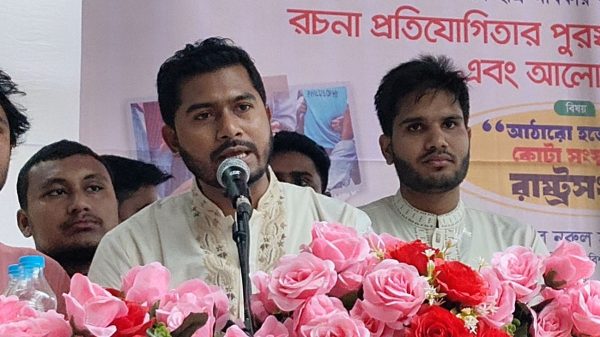 বক্তব্য দেন গণঅধিকার পরিষদের সভাপতি নুরুল হক নুর।
